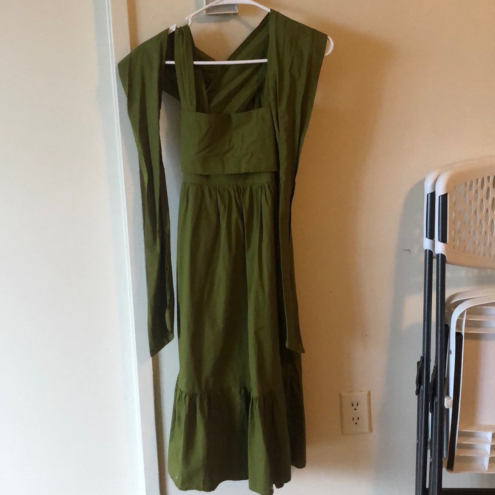 green dress